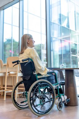 Rehabilitasyon merkezi. Kafkasyalı orta yaşlı kadın rehabilitasyon merkezinde tekerlekli sandalyede.