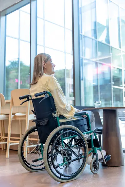 Rehabilitasyon merkezi. Kafkasyalı orta yaşlı kadın rehabilitasyon merkezinde tekerlekli sandalyede.