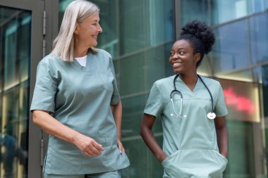 - Kadın doktorlar. Konuşan, memnun ve kendinden emin görünen iki kadın doktor.