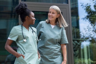 - Kadın doktorlar. Konuşan, memnun ve kendinden emin görünen iki kadın doktor.