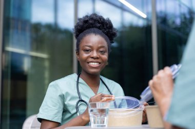 Öğle yemeği vakti. Doktor meslektaşlarım kafede birlikte yemek yiyorlar.