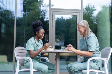 Birlikte öğle yemeği. İş arkadaşları birlikte yemek yiyor, mutlu ve mutlu görünüyorlar.