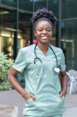 Kadın bir doktor. Klinik bahçesinde kendine güvenen Afro-Amerikan kadın doktor.