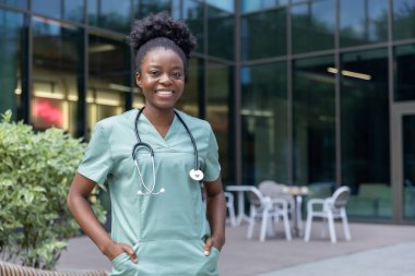 Kadın bir doktor. Klinik bahçesinde kendine güvenen Afro-Amerikan kadın doktor.