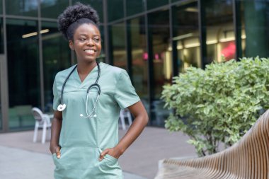 Kadın bir doktor. Klinik bahçesinde kendine güvenen Afro-Amerikan kadın doktor.