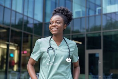 Kadın bir doktor. Klinik bahçesinde kendine güvenen Afro-Amerikan kadın doktor.