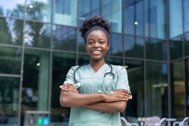 Kadın bir doktor. Klinik bahçesinde kendine güvenen Afro-Amerikan kadın doktor.