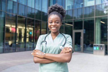 Kadın bir doktor. Klinik bahçesinde kendine güvenen Afro-Amerikan kadın doktor.