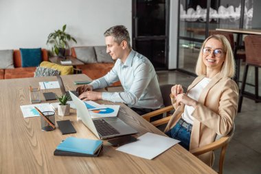 İş adamları. Ofiste çalışan ve meşgul ve memnun görünen katmanlar.