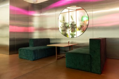 Kahve. Güzel, modern bir kafe, rahat sandalyeler ve duvarında ayna olan.