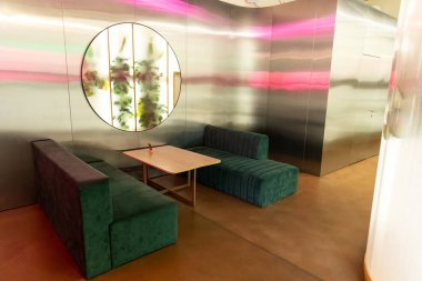 Kahve. Güzel, modern bir kafe, rahat sandalyeler ve duvarında ayna olan.