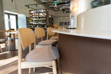 Bir kafede. Modern, güzel bir kafede bir bar tezgahı manzarası