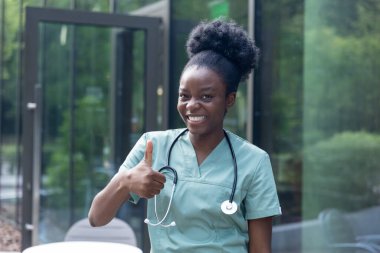 Mutlu doktor. Güzel Afro-Amerikan kadın laboratuvar önlüğü içinde mutlu ve gülümsüyor.