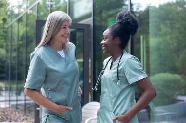 - Kadın doktorlar. Konuşan, mutlu ve neşeli görünen iki kadın doktor.