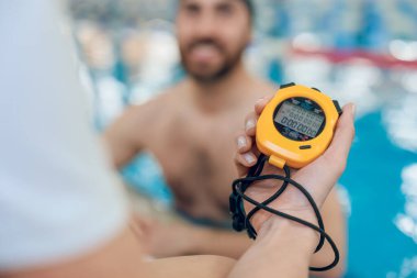 Egzersiz yapıyorum. Adam yüzme havuzunda antrenman yapıyor.