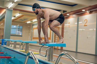 Egzersiz yapıyorum. Adam yüzme havuzunda antrenman yapıyor.