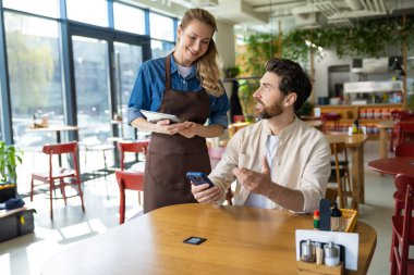 Düzen kurmak. Pizzacı müşteriden emir alıyor ve dost canlısı görünüyor.