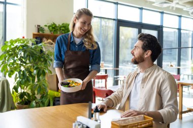 Pizzacıda. Garson pizzacıdaki müşteriye sipariş veriyor.