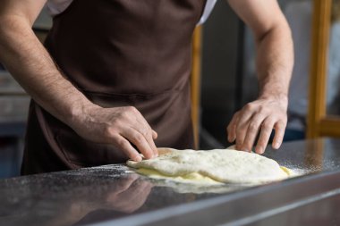 Pizza için hamur hazırlıyorum. Pizza için hamur tutan kadın ellerini kapat.