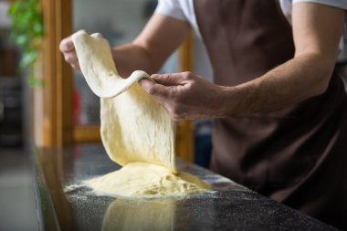 Pizza için hamur hazırlıyorum. Pizza için hamur tutan kadın ellerini kapat.