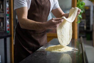 Pizza için hamur hazırlıyorum. Pizza için hamur tutan kadın ellerini kapat.