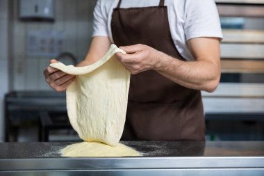 Pizza için hamur hazırlıyorum. Pizza için hamur tutan kadın ellerini kapat.