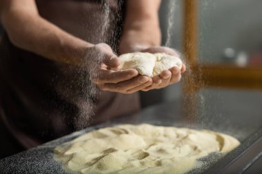 Pizza için Hamur. Pizza için hamur ve ellerin resmini kapat.