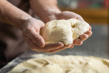 Pizza için Hamur. Pizza için hamur ve ellerin resmini kapat.