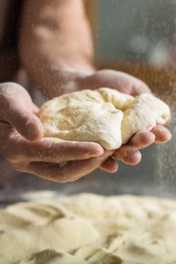 Pizza için Hamur. Pizza için hamur ve ellerin resmini kapat.