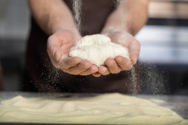 Pizza için Hamur. Pizza için hamur ve ellerin resmini kapat.