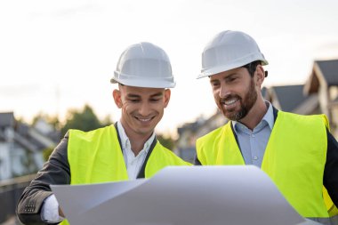 Güvenlik teçhizatı mühendisleri projeyi şehir merkezindeki konutların önünde planlarla tartışıyor