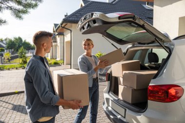 Hareket ediyor. Genç çift kıyafetlerini kutulara koyup taşınmaya hazırlanıyorlar.