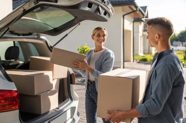 Hareket ediyor. Genç çift kıyafetlerini kutulara koyup taşınmaya hazırlanıyorlar.