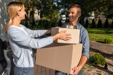 Hareket ediyor. Genç çift kıyafetlerini kutulara koyup taşınmaya hazırlanıyorlar.