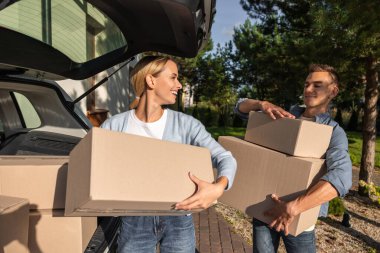 Hareket ediyor. Genç çift kıyafetlerini kutulara koyup taşınmaya hazırlanıyorlar.
