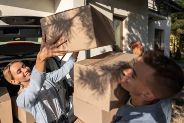 Hareket ediyor. Genç çift yeni bir eve taşınmak için kutuları hazırlarken olaya dahil oldular.
