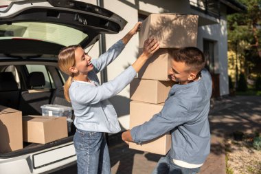 Hareket ediyor. Genç çift yeni bir eve taşınmak için kutuları hazırlarken olaya dahil oldular.