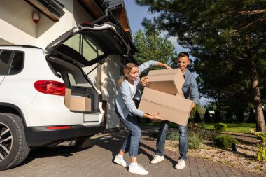 Hareket ediyor. Genç çift yeni bir eve taşınmak için kutuları hazırlarken olaya dahil oldular.