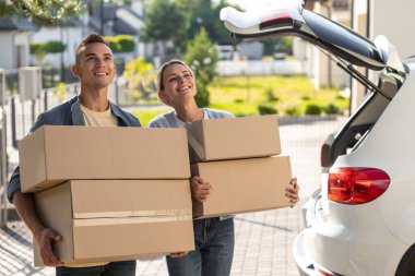 Hareket ediyor. Genç çift yeni bir eve taşınmak için kutuları hazırlarken olaya dahil oldular.