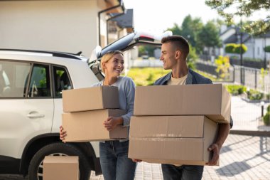 Yeniden yerleştirme. Yeni bir yere taşınmak için toplanan iki genç olaya dahil olmuş gibi görünüyor.