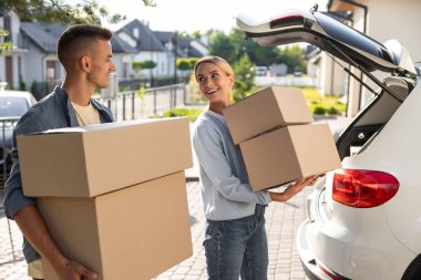 Yeniden yerleştirme. Yeni bir yere taşınmak için toplanan iki genç olaya dahil olmuş gibi görünüyor.