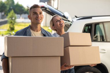 Yeniden yerleştirme. Yeni bir yere taşınmak için toplanan iki genç olaya dahil olmuş gibi görünüyor.