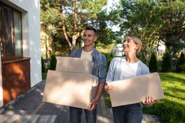 Yeniden yerleştirme. Yeni bir yere taşınmak için toplanan iki genç olaya dahil olmuş gibi görünüyor.