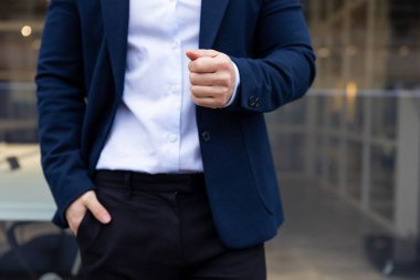 Takım elbiseli adam. Eli cebinde takım elbiseli bir adamın resmini kapat.