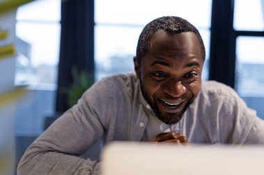 Görüntülü arama. Afrikalı Amerikalı bir adam video görüşmesi yapıyor ve heyecanlı görünüyor.