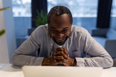 Görüntülü arama. Afrikalı Amerikalı bir adam video görüşmesi yapıyor ve heyecanlı görünüyor.