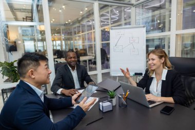 Ofiste. Proje detaylarını tartışan profesyoneller takımı