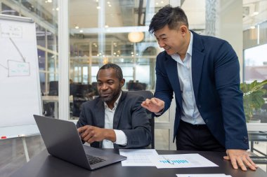 Takım çalışması. İş arkadaşları ofiste yeni bir proje üzerinde çalışıyor ve fikirleri tartışıyorlar.
