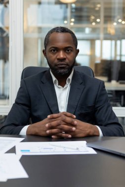 İş adamıyım. Ofiste çalışan ve kendinden emin görünen Afrikalı Amerikalı iş adamı.