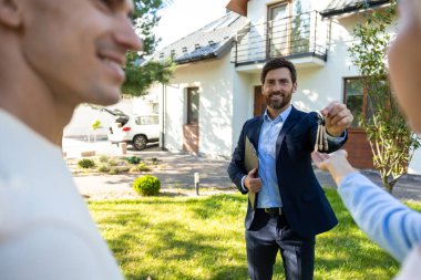 İçeri giriyoruz. Tatlı genç bir çift emlakçıdan anahtar alıyor ve heyecanlı görünüyorlar.